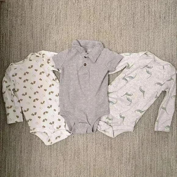 12 MONTH CARTERS ONESIES BUNDLE - Picture 1 of 8